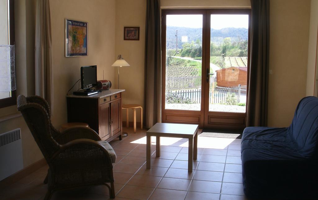 Gites "Entre Les Vignes" Tourreilles Bagian luar foto